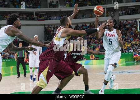 United States de l'avant Kevin Durant (5) récupère le ballon en avant du Venezuela Miguel Ruiz (14) au cours de la compétition de basket-ball à l'Arena 1 Carioca à Rio de Janeiro, Brésil, 8 août 2016. L'équipe américaine a surmonté un lent démarrage en roue libre à une victoire de 113-69 facile au Venezuela. Photo de Richard Ellis/UPI Banque D'Images