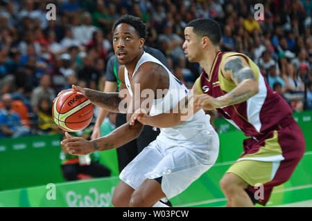 Demar DeRozan garde côtière des États-Unis (9) se déplace autour de Venezuela Heissler Guillent point guard (19) au cours de la compétition de basket-ball à l'Arena 1 Carioca à Rio de Janeiro, Brésil, 8 août 2016. L'équipe américaine a surmonté un lent démarrage en roue libre à une victoire de 113-69 facile au Venezuela. Photo de Richard Ellis/UPI Banque D'Images