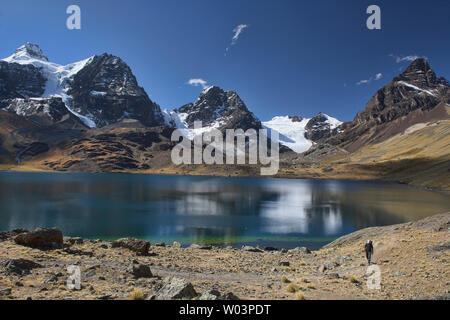 Magnifique paysage alpin au lac Chiar Khota et Condoriri Basecamp le long de la Cordillère Real Traverse, Bolivie Banque D'Images