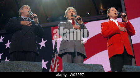 La Gatlin Brothers effectuez l'hymne national, le premier jour de la Convention nationale du Parti républicain au Madison Square Garden de New York le 30 août 2004. (Greg Whitesell/UPI Photo) Banque D'Images