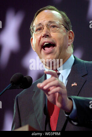 Le gouvernement de l'Ohio. Bob Taft répond aux délégués le premier jour de la Convention nationale du Parti républicain au Madison Square Garden de New York le 30 août 2004. (UPI Photo/Greg Whitesell) Banque D'Images