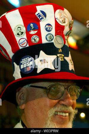 Ardean Anvik de Sheldon, Washington affiche campagne antique boutons tout en participant à la soirée d'ouverture de la Convention nationale républicaine le 30 août 2004 à New York. L'événement, qui va officiellement faire le président George W. Bush au candidat républicain pour la course à la présidence nationale de 2004, a appelé l'anti-guerre et anti-administration protestataires. (Photo d'UPI/Monika Graff) Banque D'Images