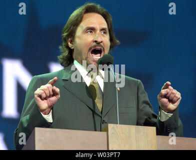 L'acteur Ron Silver répond aux délégués lors de la deuxième séance de la Convention nationale du Parti républicain au Madison Square Garden de New York le 30 août 2004. (UPI Photo/Greg Whitesell) Banque D'Images