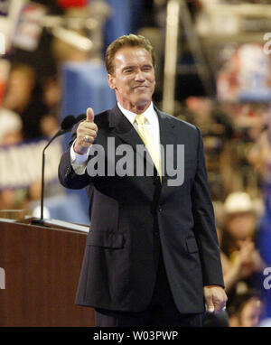 California Gov. Arnold Schwarzenegger donne un coup de pouce après avoir prononcé son discours à la Convention nationale du Parti républicain au Madison Square Garden de New York le 31 août 2004. (Photo d'UPI/Bill Greenblatt) Banque D'Images