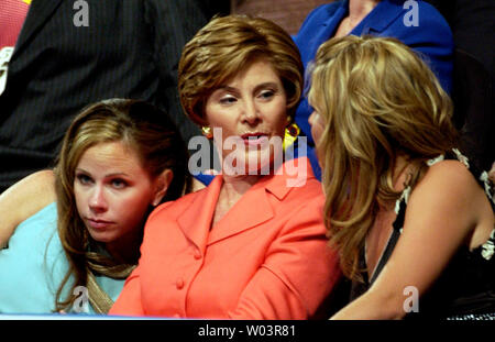 La Première dame Laura Bush a un rire avec sa fille Jenna et Barbara avant le président George W. Bush Discours devant les délégués de son parti à la présidence d'inscription lors de la Convention nationale républicaine de 2004 le 2 septembre 2004 au Madison Square Garden de New York. Il a parlé de la lutte contre le terrorisme et a souligné la nécessité de maintenir les politiques des quatre dernières années. (Photo d'UPI/Jim Ryman) Banque D'Images