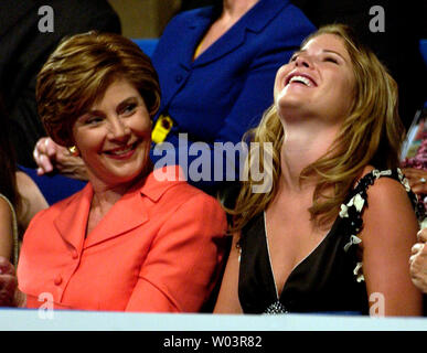 La Première dame Laura Bush a un rire avec sa fille Jenna avant le président George W. Bush Discours devant les délégués de son parti à la présidence d'inscription lors de la Convention nationale républicaine de 2004 le 2 septembre 2004 au Madison Square Garden de New York. Il a parlé de la lutte contre le terrorisme et a souligné la nécessité de maintenir les politiques des quatre dernières années. (Photo d'UPI/Jim Ryman) Banque D'Images