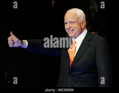 Candidat présidentiel républicain le sénateur John McCain (R-AZ) prend la scène après candidate à la vice-présidence républicaine Sarah Palin, gouverneur de l'Alaska a parlé le troisième jour de la Convention nationale du parti républicain à l'Xcel Energy Center à Saint Paul, Minnesota le 3 septembre 2008. (Photo d'UPI/Brian Kersey) Banque D'Images