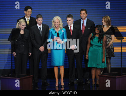 Cindy McCain, épouse du candidat présidentiel républicain le sénateur John McCain (AZ), s'élève avec le enfants McCain le dernier jour de la Convention nationale du parti républicain à Saint Paul, Minnesota, le 4 septembre 2008. De gauche à Meghan, Andy, Jimmy, Cindy, Jack, Doug, Bridget et Sidney. (Photo d'UPI/Roger L. Wollenberg) Banque D'Images