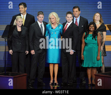 Cindy McCain, épouse du candidat présidentiel républicain le sénateur John McCain (AZ), s'élève avec le enfants McCain le dernier jour de la Convention nationale du parti républicain à Saint Paul, Minnesota, le 4 septembre 2008. De gauche à Meghan, Andy, Jimmy, Cindy, Jack, Doug, Bridget et Sidney. (Photo d'UPI/Roger L. Wollenberg) Banque D'Images