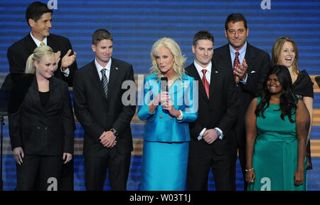 Cindy McCain, épouse du candidat présidentiel républicain le sénateur John McCain (AZ), s'élève avec le enfants McCain le dernier jour de la Convention nationale du parti républicain à Saint Paul, Minnesota, le 4 septembre 2008. De gauche à Meghan, Andy, Jimmy, Cindy, Jack, Doug, Bridget et Sidney. (Photo d'UPI/Roger L. Wollenberg) Banque D'Images