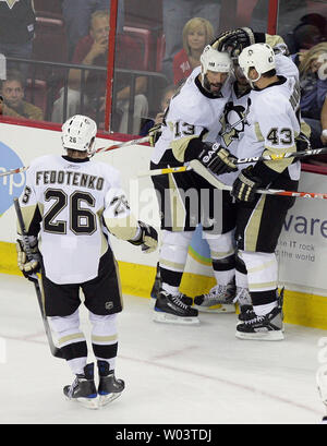 Les Penguins de Pittsburgh Bill Guerin (13) célèbre son but avec ses coéquipiers Ruslan Fedotenko (26), Philippe Boucher (43) et Chris Kunitz au cours de la troisième période de jeu 3 d'une finale de conférence de l'Est de la LNH match de hockey à Raleigh (Caroline du Nord), le 23 mai 2009. Les pingouins battre les Hurricanes 6-2. (Photo d'UPI/Jeff Basladynski) Banque D'Images