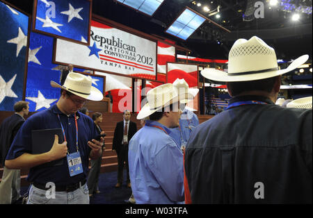 État du Texas les délégués se rassemblent près de la tribune, avant de parler du président Reince Priebus RNC ouvre la Convention nationale républicaine à Tampa Bay Times Forum à Tampa le 27 août 2012. UPI/Mike Theiler Banque D'Images