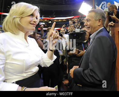 ABC News anchor Diane Sawyer interviews le président de la Chambre John Boehner (R-OH) avant que le président de la CNR Reince Priebus ouvre la Convention nationale du parti républicain à Tampa Bay Times Forum à Tampa le 27 août 2012. UPI/Mike Theiler Banque D'Images