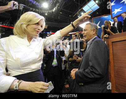 ABC News anchor Diane Sawyer interviews le président de la Chambre John Boehner (R-OH) avant que le président de la CNR Reince Priebus ouvre la Convention nationale du parti républicain à Tampa Bay Times Forum à Tampa le 27 août 2012. UPI/Mike Theiler Banque D'Images