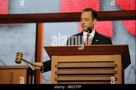 Reince Priebus Président de la CNR s'ouvre la Convention nationale du parti républicain à Tampa Bay Times Forum à Tampa le 27 août 2012. UPI/Mike Theiler Banque D'Images