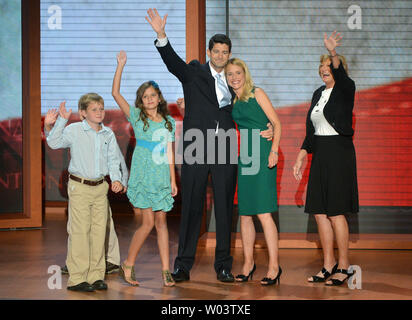 Candidate à la vice-présidence républicaine Paul Ryan est rejoint par sa famille après avoir prononcé le discours à la Convention nationale du parti républicain à Tampa Bay Times Forum à Tampa le 29 août 2012. UPI/Kevin Dietsch Banque D'Images