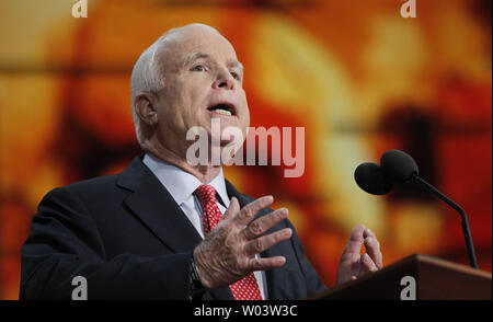 Pour son anniversaire, le sénateur américain John McCain (AZ) prend la parole lors de la Convention nationale républicaine de 2012 à Tampa Bay Times Forum à Tampa le 29 août 2012. UPI/Matthew Healey Banque D'Images