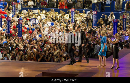 Mitt et Ann Romney et Paul Ryan et Janna se tenir en face de leurs délégués après avoir reçu l'élection présidentielle du parti républicain et nominations à la vice-présidence de la Convention nationale républicaine de 2012 à Tampa Bay Times Forum à Tampa le 30 août 2012. UPI/Gary C. Caskey Banque D'Images