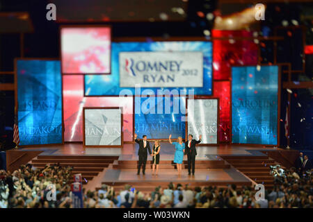 Candidat présidentiel républicain Mitt Romney et sa femme Ann et Paul Ryan candidat vice et femme Janna vague pendant la Convention nationale républicaine de 2012 à Tampa Bay Times Forum à Tampa le 30 août 2012. UPI/Kevin Dietsch Banque D'Images