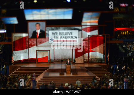 Candidat présidentiel républicain Mitt Romney prononce une allocution lors de la Convention nationale républicaine de 2012 à Tampa Bay Times Forum à Tampa le 30 août 2012. UPI/Kevin Dietsch Banque D'Images