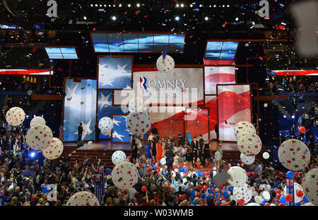 Après l'automne ballons candidat présidentiel républicain Mitt Romney a prononcé son discours liminaire lors de la dernière nuit de la Convention nationale républicaine de 2012 à Tampa Bay Times Forum à Tampa le 30 août 2012. UPI/Kevin Dietsch Banque D'Images