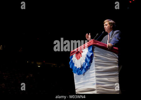 MSNBC's Tucker Carlson parle à 'Rassemblement pour la République", tenue par l'ancien candidat présidentiel républicain Ron Paul, Rép. R-TX, au Target Center de Minneapolis, Minnesota le 2 septembre 2008. (Photo d'UPI/Patrick D. McDermott) Banque D'Images