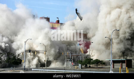 Bâtiment de Kodak 9 charlottes après une série d'explosions au parc de Kodak à Rochester, New York, le 30 juin 2007. L'édifice, sur l'Avenue du Lac a été implose à 8 h samedi matin. D'ici la fin de l'année, le nombre de bâtiments sur le parc Kodak sera réduit de 212 à 104. (Photo d'UPI/Jerome Davis) Banque D'Images