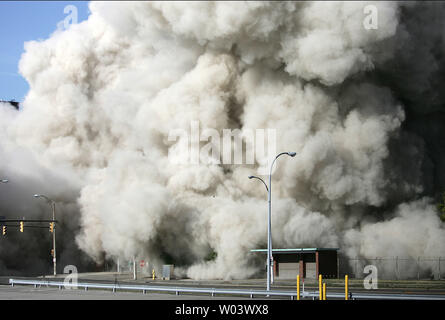 Bâtiment de Kodak 9 charlottes après une série d'explosions au parc de Kodak à Rochester, New York, le 30 juin 2007. L'édifice, sur l'Avenue du Lac a été implose à 8 h samedi matin. D'ici la fin de l'année, le nombre de bâtiments sur le parc Kodak sera réduit de 212 à 104. (Photo d'UPI/Jerome Davis) Banque D'Images