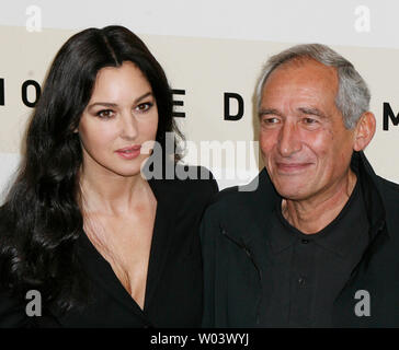 L'actrice Monica Bellucci et réalisateur Alain Courneau arriver au Festival du Film de Rome à Rome le 18 octobre 2007. Bellucci et Courneau sont à Rome avec leur film "Le Deuxième Souffle" ('Le Second Wind'). (Photo d'UPI/David Silpa) Banque D'Images