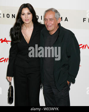 L'actrice Monica Bellucci et réalisateur Alain Courneau arriver au Festival du Film de Rome à Rome le 18 octobre 2007. Bellucci et Courneau sont à Rome avec leur film "Le Deuxième Souffle" ('Le Second Wind'). (Photo d'UPI/David Silpa) Banque D'Images