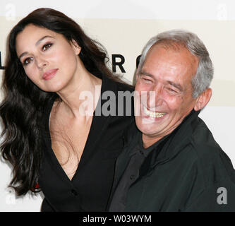 L'actrice Monica Bellucci et réalisateur Alain Courneau arriver au Festival du Film de Rome à Rome le 18 octobre 2007. Bellucci et Courneau sont à Rome avec leur film "Le Deuxième Souffle" ('Le Second Wind'). (Photo d'UPI/David Silpa) Banque D'Images