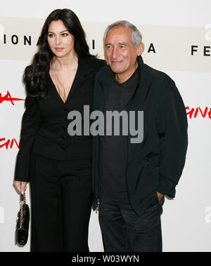 L'actrice Monica Bellucci et réalisateur Alain Courneau arriver au Festival du Film de Rome à Rome le 18 octobre 2007. Bellucci et Courneau sont à Rome avec leur film "Le Deuxième Souffle" ('Le Second Wind'). (Photo d'UPI/David Silpa) Banque D'Images