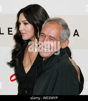 L'actrice Monica Bellucci et réalisateur Alain Courneau arriver au Festival du Film de Rome à Rome le 18 octobre 2007. Bellucci et Courneau sont à Rome avec leur film "Le Deuxième Souffle" ('Le Second Wind'). (Photo d'UPI/David Silpa) Banque D'Images