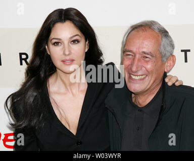 L'actrice Monica Bellucci et réalisateur Alain Courneau arriver au Festival du Film de Rome à Rome le 18 octobre 2007. Bellucci et Courneau sont à Rome avec leur film "Le Deuxième Souffle" ('Le Second Wind'). (Photo d'UPI/David Silpa) Banque D'Images