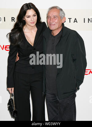 L'actrice Monica Bellucci et réalisateur Alain Courneau arriver au Festival du Film de Rome à Rome le 18 octobre 2007. Bellucci et Courneau sont à Rome avec leur film "Le Deuxième Souffle" ('Le Second Wind'). (Photo d'UPI/David Silpa) Banque D'Images