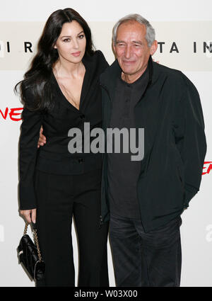 L'actrice Monica Bellucci et réalisateur Alain Courneau arriver au Festival du Film de Rome à Rome le 18 octobre 2007. Bellucci et Courneau sont à Rome avec leur film "Le Deuxième Souffle" ('Le Second Wind'). (Photo d'UPI/David Silpa) Banque D'Images