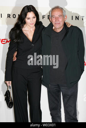 L'actrice Monica Bellucci et réalisateur Alain Courneau arriver au Festival du Film de Rome à Rome le 18 octobre 2007. Bellucci et Courneau sont à Rome avec leur film "Le Deuxième Souffle" ('Le Second Wind'). (Photo d'UPI/David Silpa) Banque D'Images