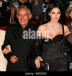 L'actrice Monica Bellucci et réalisateur Alain Courneau arrivent sur le tapis rouge au Festival du Film de Rome à Rome le 18 octobre 2007. Bellucci et Courneau sont à Rome avec leur film "Le Deuxième Souffle" ('Le Second Wind'). (Photo d'UPI/David Silpa) Banque D'Images