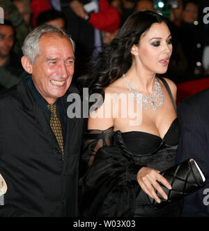 L'actrice Monica Bellucci et réalisateur Alain Courneau arrivent sur le tapis rouge au Festival du Film de Rome à Rome le 18 octobre 2007. Bellucci et Courneau sont à Rome avec leur film "Le Deuxième Souffle" ('Le Second Wind'). (Photo d'UPI/David Silpa) Banque D'Images