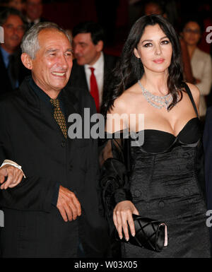 L'actrice Monica Bellucci et réalisateur Alain Courneau arrivent sur le tapis rouge au Festival du Film de Rome à Rome le 18 octobre 2007. Bellucci et Courneau sont à Rome avec leur film "Le Deuxième Souffle" ('Le Second Wind'). (Photo d'UPI/David Silpa) Banque D'Images