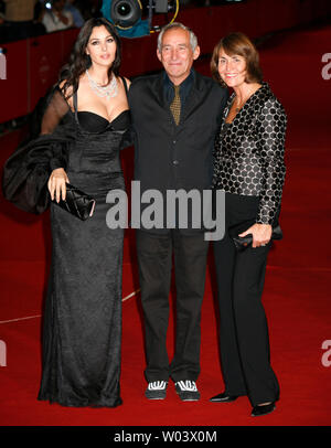 L'actrice Monica Bellucci (L), directeur Alain Courneau (C) et le ministre français de la Culture, Christine Albanel arrivent sur le tapis rouge au Festival du Film de Rome à Rome le 18 octobre 2007. Bellucci et Courneau sont à Rome avec leur film "Le Deuxième Souffle" ('Le Second Wind'). (Photo d'UPI/David Silpa) Banque D'Images