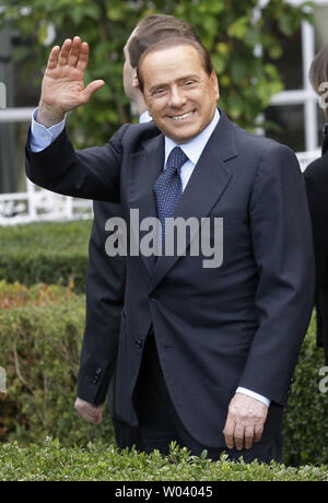 Le Premier ministre italien Silvio Berlusconi vagues avant sa rencontre avec le président russe Dmitri Medvedev à la Villa Madama à Rome le 3 décembre 2009. UPI/Anatoli Zhdanov Banque D'Images