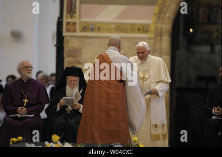 Le pape Benoît XVI salue des chefs religieux à l'ouverture de la conférences interreligieux assisté par l'archevêque de Canterbury Rowan Douglas Williams, l'Archevêque de Constantinople Bartelomeo I, le représentant de l'Israël, le rabbin, le Rabbin David Rosen, président et fondateur de l'Institut du patrimoine de l'Ifa Le professeur Wande Abimbola et le représentant de l'Hindouisme religion Acharya Shri Shrivasta Goswani le 27 octobre 2011 à Santa Maria Angeli (Basilique de Sainte Marie des Anges) à Assise, en Italie. Le pape Benoît XVI dirigera le 25e pourparlers inter-religieux, un "voyage de réflexion, dialo Banque D'Images