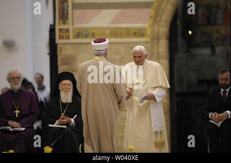 Le pape Benoît XVI salue des chefs religieux à l'ouverture de la conférences interreligieux assisté par l'archevêque de Canterbury Rowan Douglas Williams, l'Archevêque de Constantinople Bartelomeo I, le représentant de l'Israël, le rabbin, le Rabbin David Rosen, président et fondateur de l'Institut du patrimoine de l'Ifa Le professeur Wande Abimbola et le représentant de l'Hindouisme religion Acharya Shri Shrivasta Goswani le 27 octobre 2011 à Santa Maria Angeli (Basilique de Sainte Marie des Anges) à Assise, en Italie. Le pape Benoît XVI dirigera le 25e pourparlers inter-religieux, un "voyage de réflexion, dialo Banque D'Images