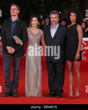 (De G à D) David Thewlis, Michelle Yeoh, Luc Besson et Virginie Besson-Silla arrivent sur le tapis rouge avant la projection du film 'La Dame' lors de l'ouverture du 6ème Festival International du Film de Rome à Rome le 27 octobre 2011. UPI/David Silpa Banque D'Images