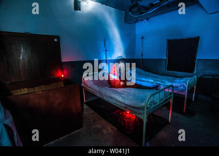 Maison hantée d'horreur sur le thème de l'hôpital, pièce secrète s'échapper. Banque D'Images