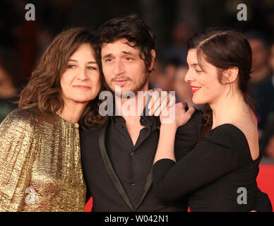 Valerie Lemercier (L), Geremie Elkaim (C) et Valérie Donzelli arrivent sur le tapis rouge pour le film 'Main dans la main (main dans la main) lors de la 7e édition du Festival International du Film de Rome à Rome le 10 novembre 2012. UPI/David Silpa Banque D'Images