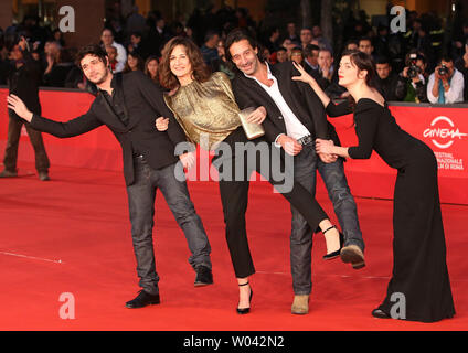 (De G à D) Geremie Elkaim, Valerie Lemercier, guest et Valérie Donzelli arrivent sur le tapis rouge pour le film 'Main dans la main (main dans la main) lors de la 7e édition du Festival International du Film de Rome à Rome le 10 novembre 2012. UPI/David Silpa Banque D'Images