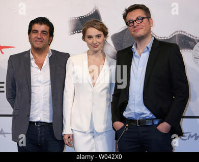 Alain Attal (L), Deborah François (C) et de Régis Roinsard arrive à être pris en photo pour le film 'populaire' au cours de la 7e édition annuelle du Festival International du Film de Rome à Rome le 11 novembre 2012. UPI/David Silpa Banque D'Images