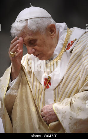 Le pape Benoît XVI célèbre la messe de minuit à la basilique Saint-Pierre au Vatican le 24 décembre 2012. UPI/Stefano Spazani Banque D'Images